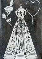 Placa entalhada com a imagem de Nossa Senhora
