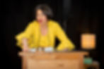 Moderation & Comedy: Frau im gelben Kleid auf der Bühne.