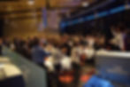 Komische Kellnerinnen begeistern klatschende Gäste beim Event.