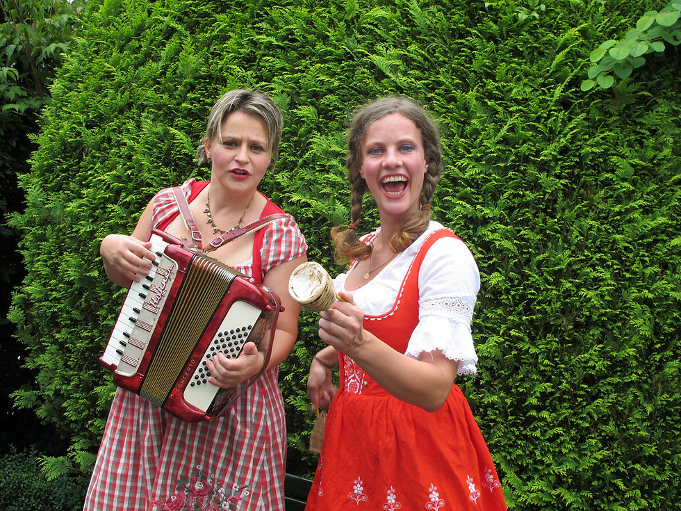 Falsches Musikerduo in Tracht mit Akkordeon und Rassel.