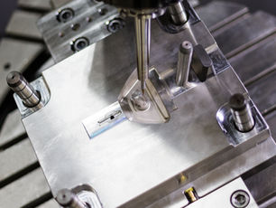 CNC-Maschine bearbeitet ein Metallwerkstück präzise.