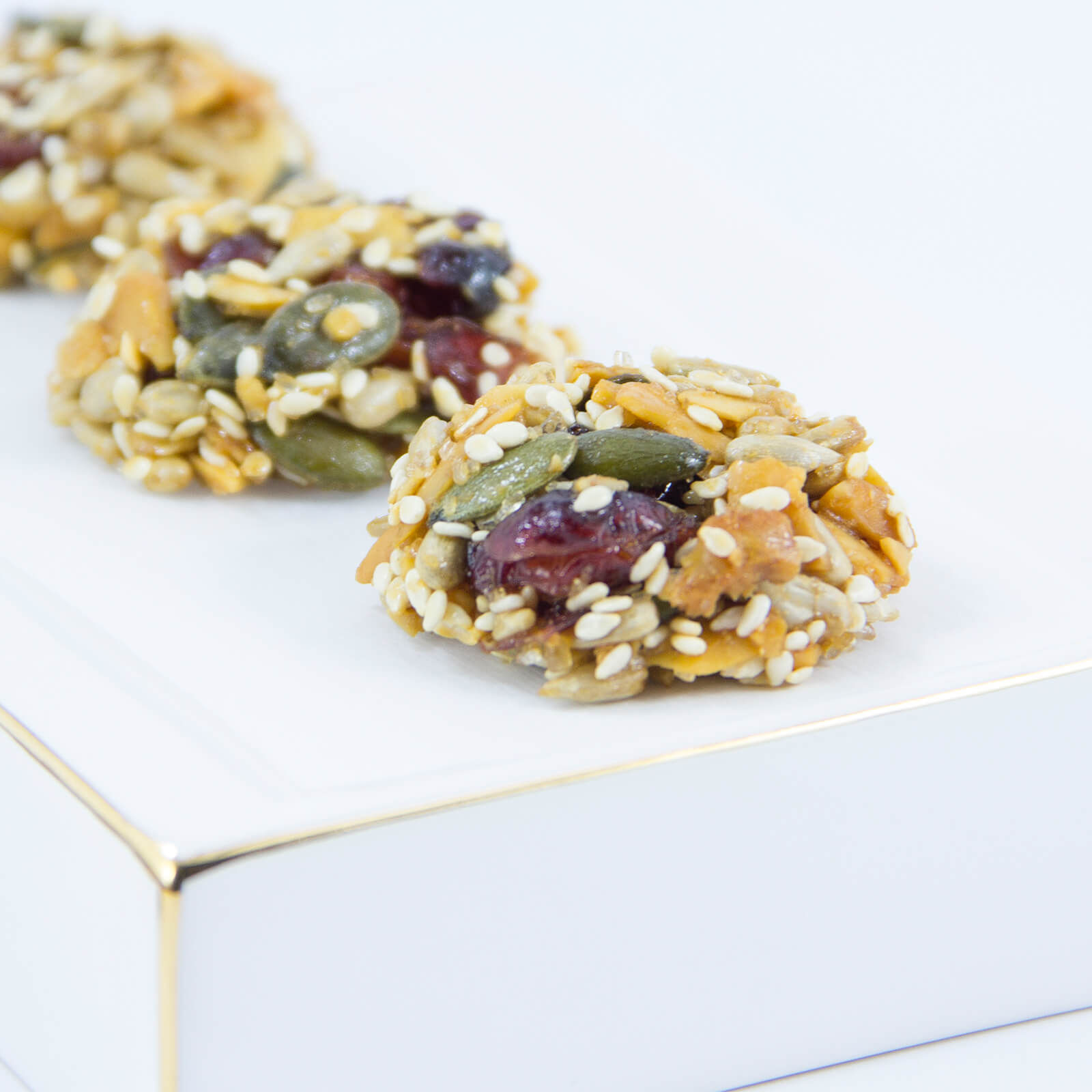 מטבעות שומשום דלעת וחמוציות - ללא קמח