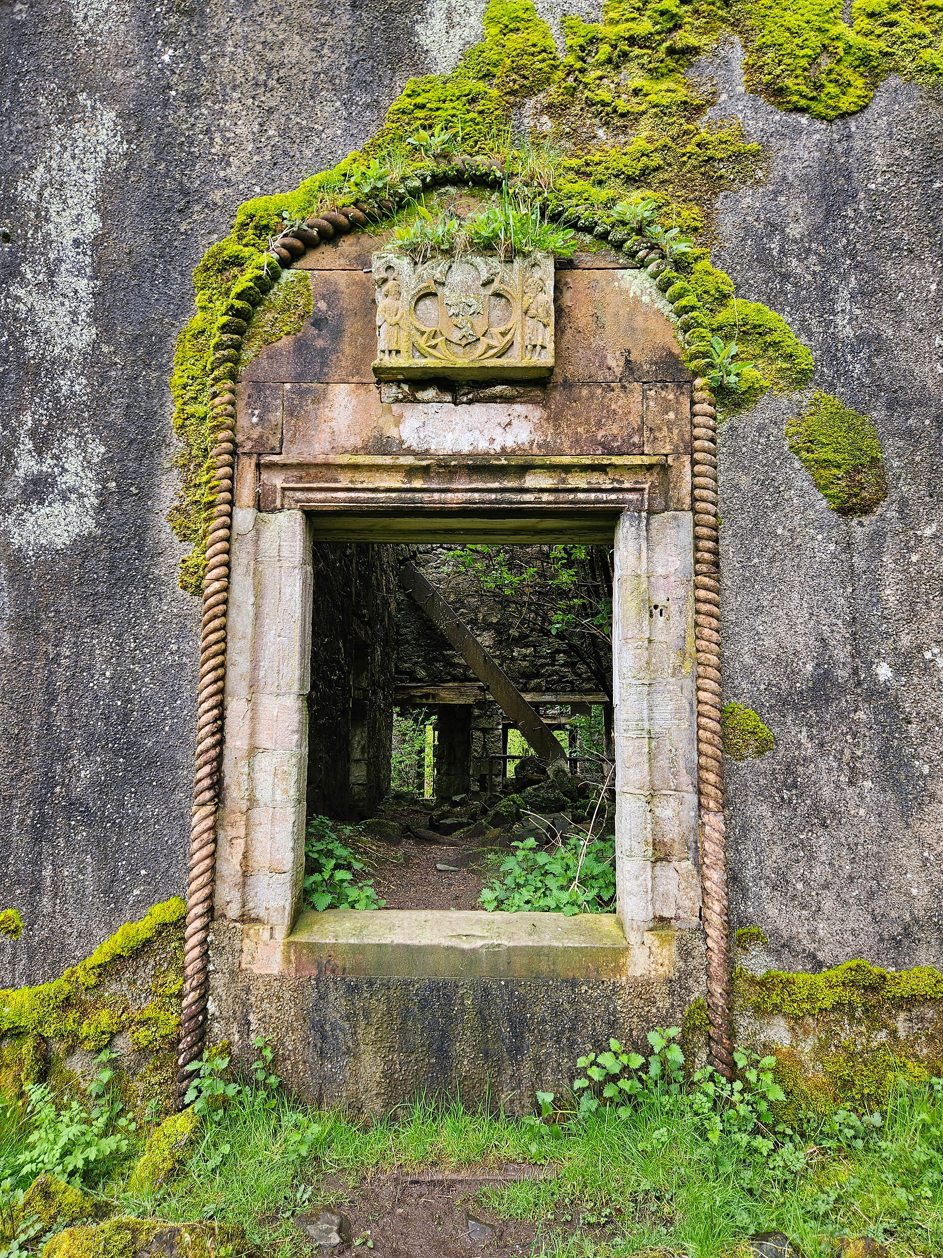 Beautiful stonework and crest, the added moss brings an etheral beauty to it