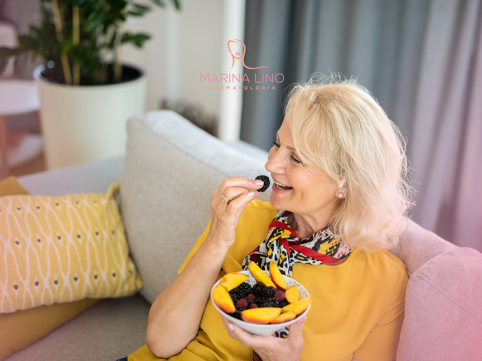 mulher com pele madura comendo salada de frutas