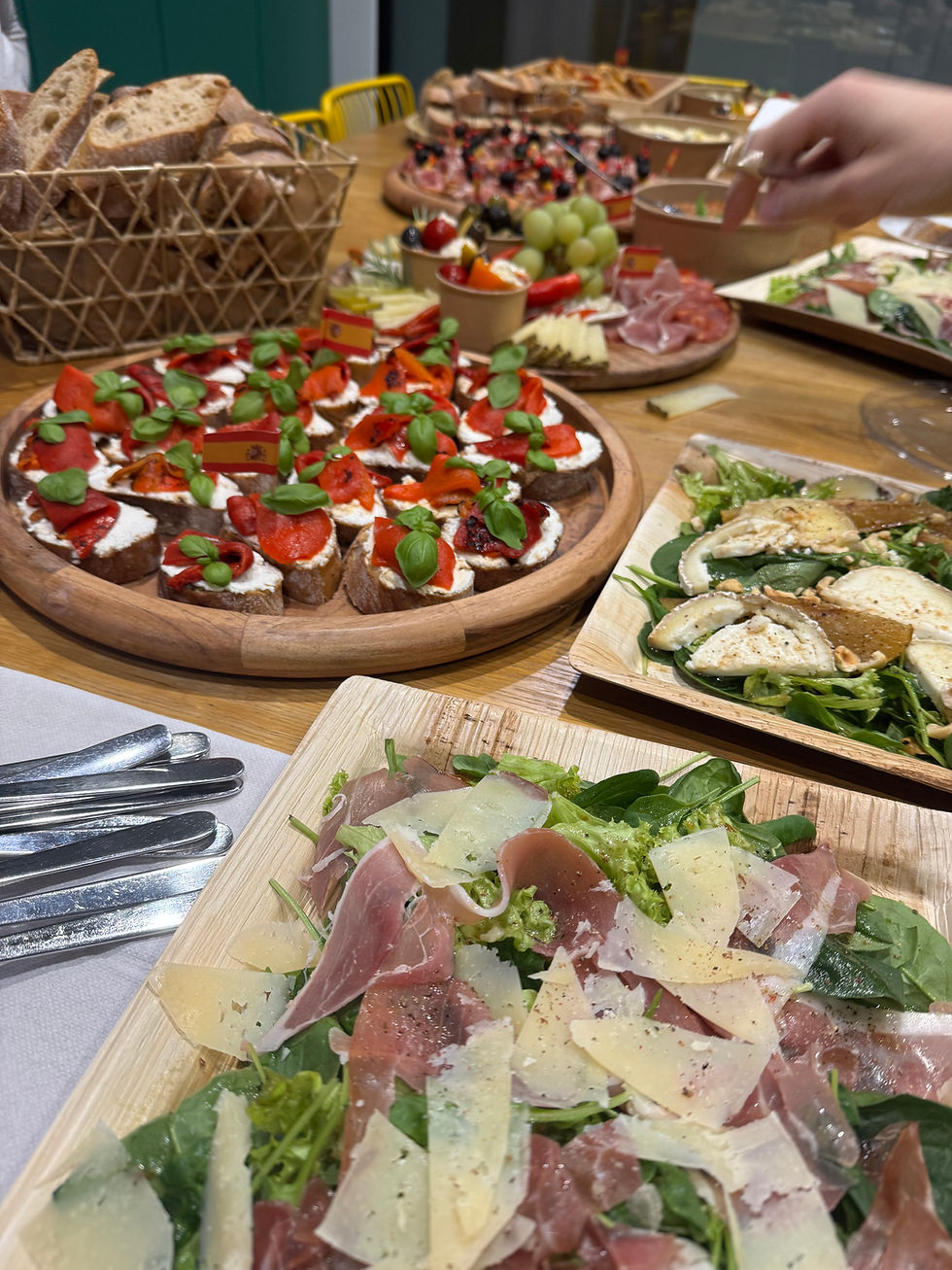 Różnorodne przekąski na catering eventowy na stole.