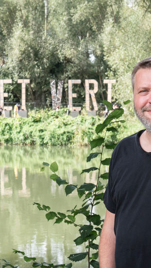 Julien Sauvage,  directeur et fondateur du Cabaret Vert : Du « trou de verdure » à l’Ardenne fière