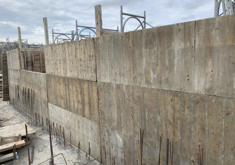 C3 區 屋 頂 女 兒 牆 模板組立.jpg