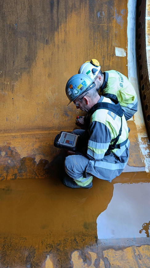 Smulders worker doing measurements using a tablet.