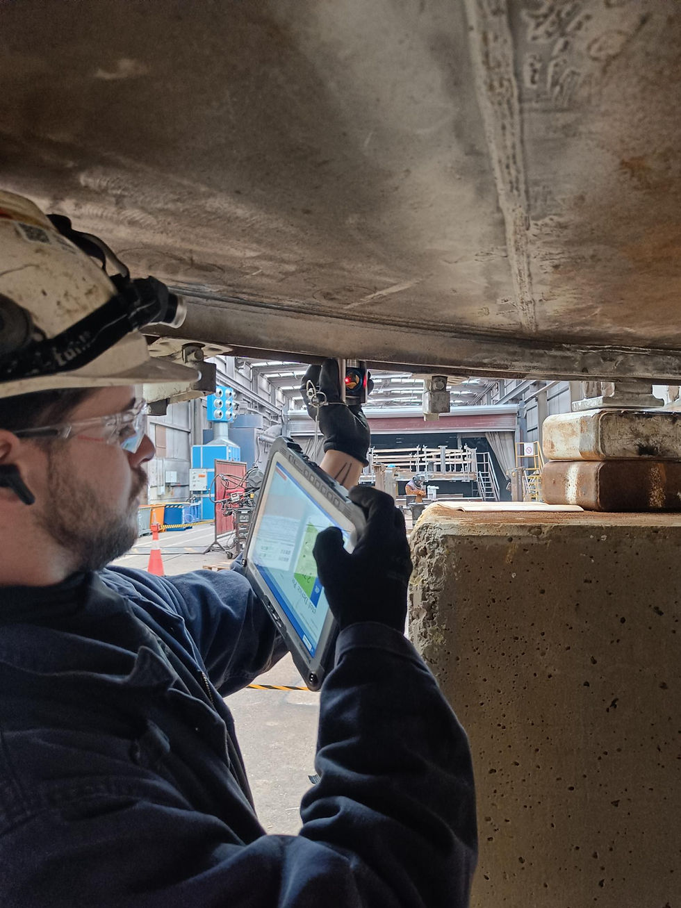 Smulders worker executing measurements using a tablet.