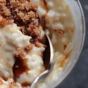 Riz au lait, caramel miso, crumble de pain