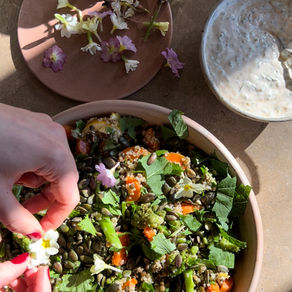 salade de mi saison...légumes croquants, quinoa, lentille, sauce yaourt épicée