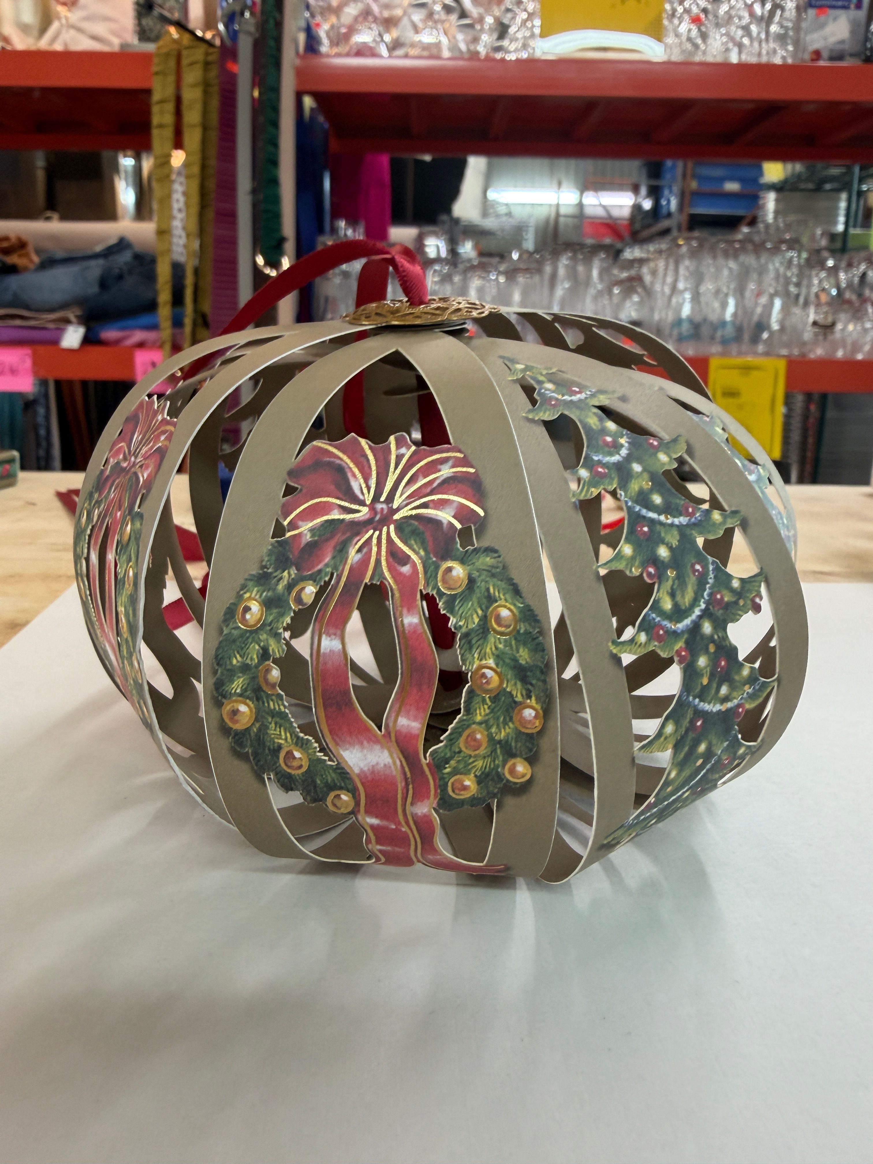 Ornement de Noël décoratif en carton peint – Couronne et guirlande, forme goutte