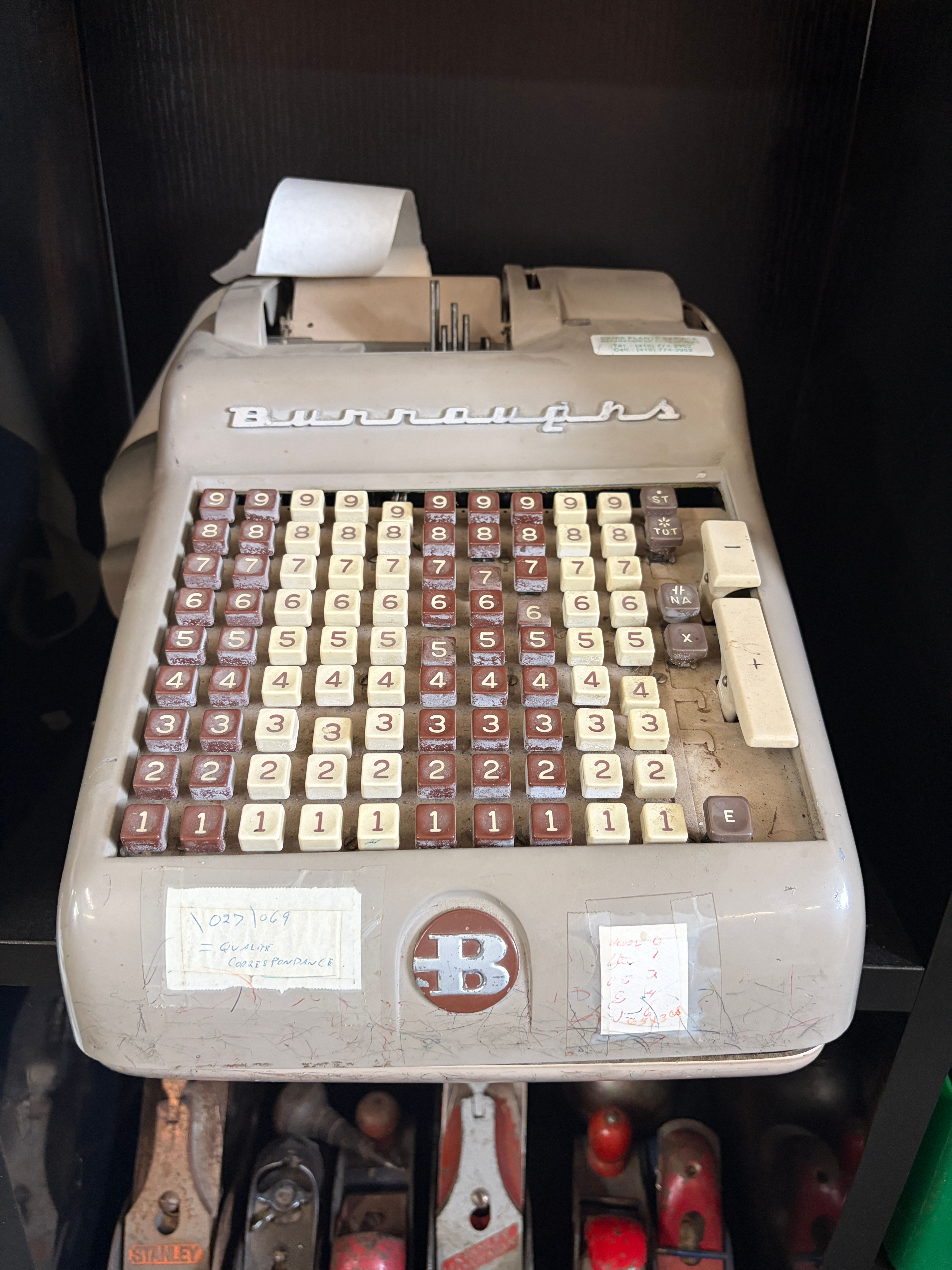 Calculatrice à touches antique Burroughs — machine comptable mécanique vintage