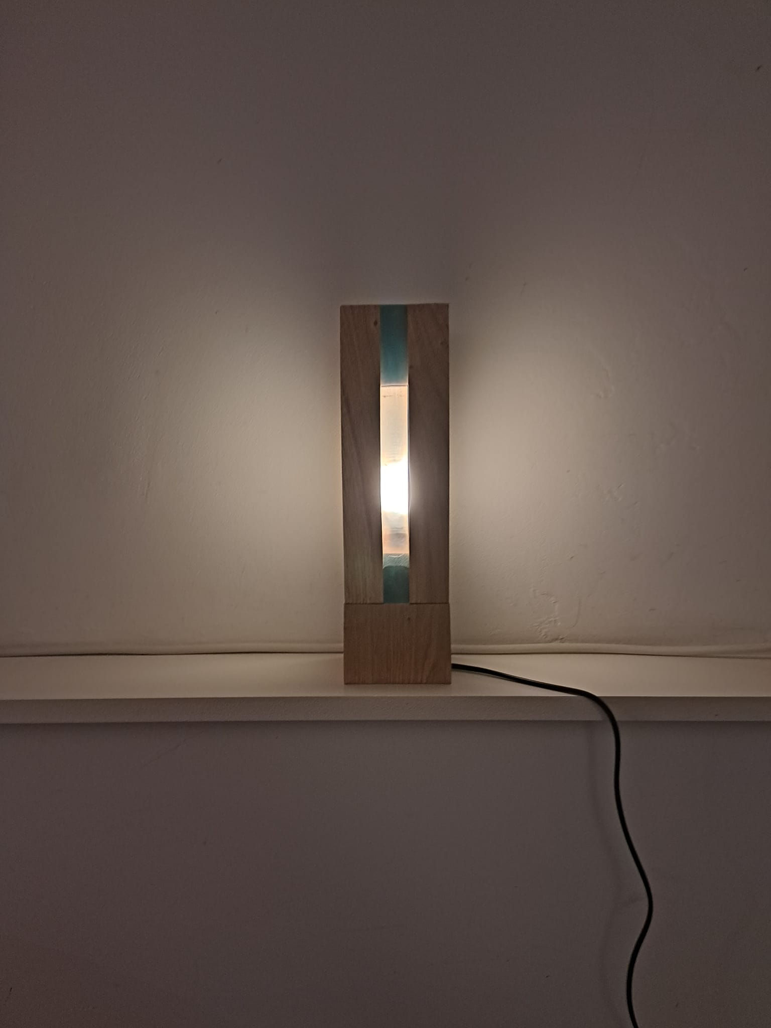 Lampe en chêne et résine.  Différents coloris à la demande.