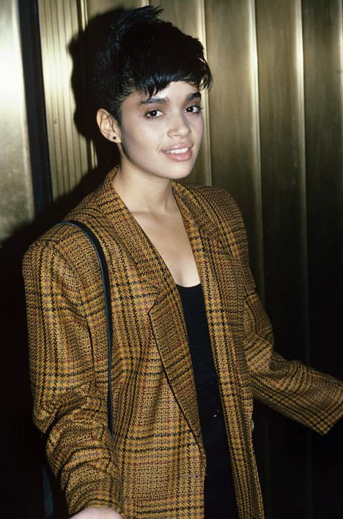 https://stylinglikeitsthe90s.tumblr.com/post/128114971240/lisa-bonet-1995