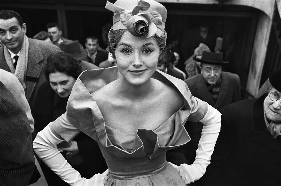 Chapeau Jean Barthet, Monique Dutto at métro exit, 1959, Paris, France, for JDF - Photo Frank Horvat