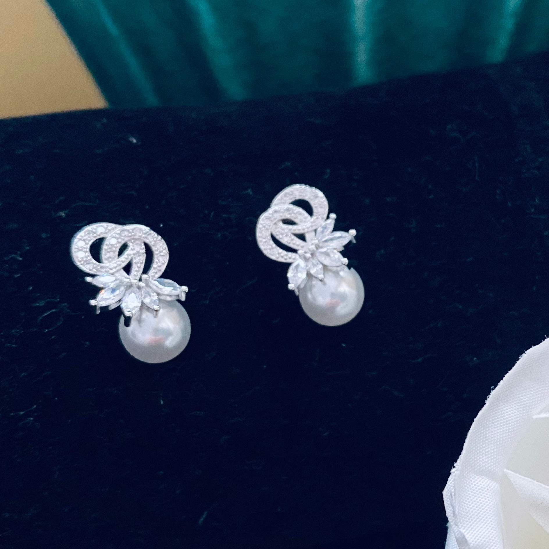 Beautiful crystal pearl earrings 