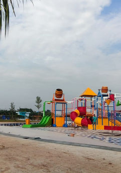 Wahana permainan air warna-warni di waterpark
