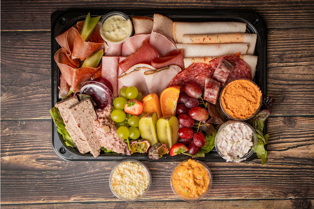 Charcuterieschotel met fruit