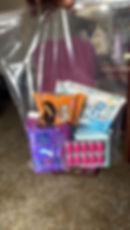 Bolsa ziploc con insumos para menstruación, desde toallas sanitarias, chocolate, ibuprofeno, hasta toallas húmedas.