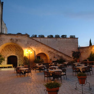 Facciata e ingresso del palazzo nobiliare nel centro storico di Torre Santa Susanna