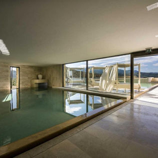 Area wellness interna con piscine in travertino e acqua termale vulcanica naturale