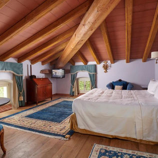 Suite di lusso con arredi d'epoca, tessuti pregiati e soffitti con travi a vista Villa Cordevigo