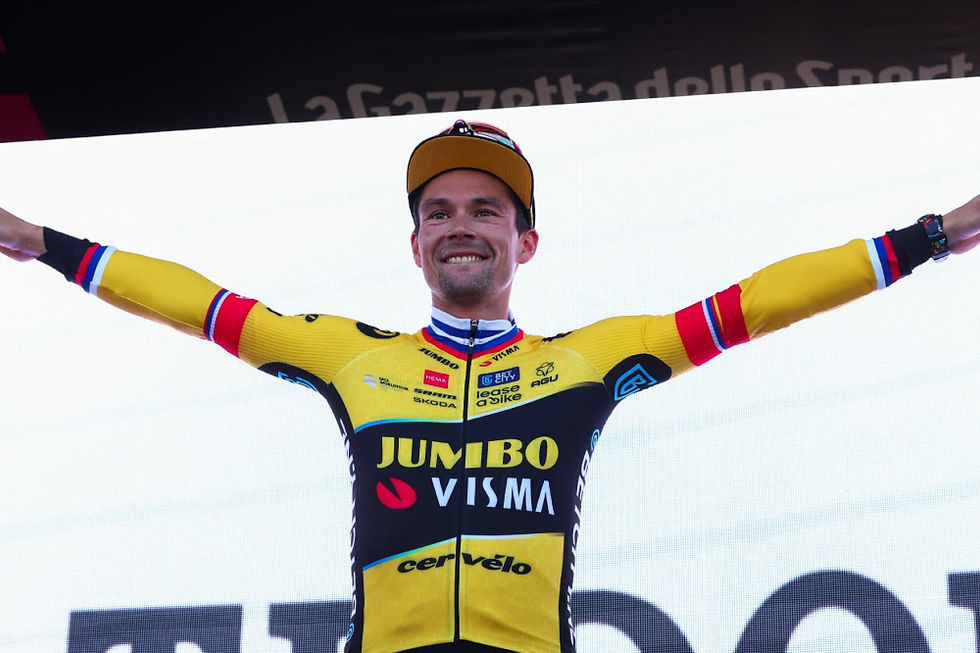 Primoz Roglic en el podio al final de la etapa / Foto: AFP