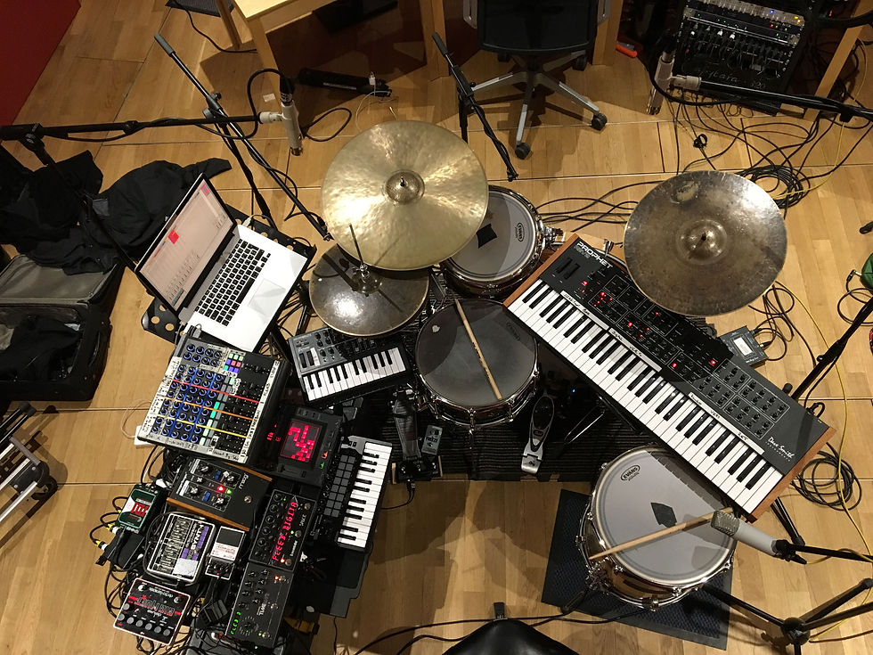 Schlagzeug und Synthesizer von oben betrachtet