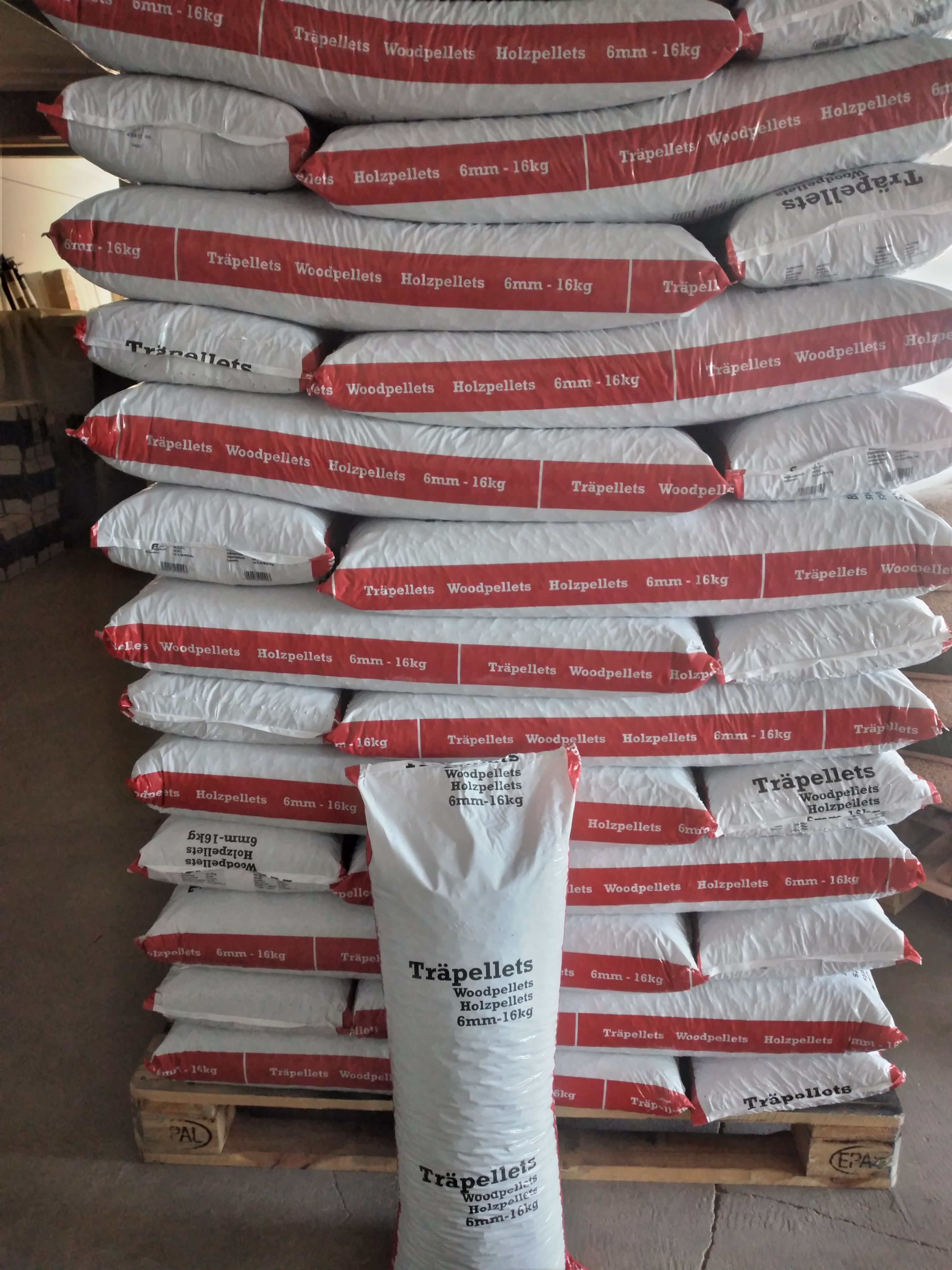 Svenske træpiller rød/hvid, 6 mm, 16 kg pr. pose, 896 kg pr. palle