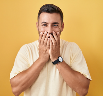 Homme mains sur la bouche embarassé_597269188_edited.png