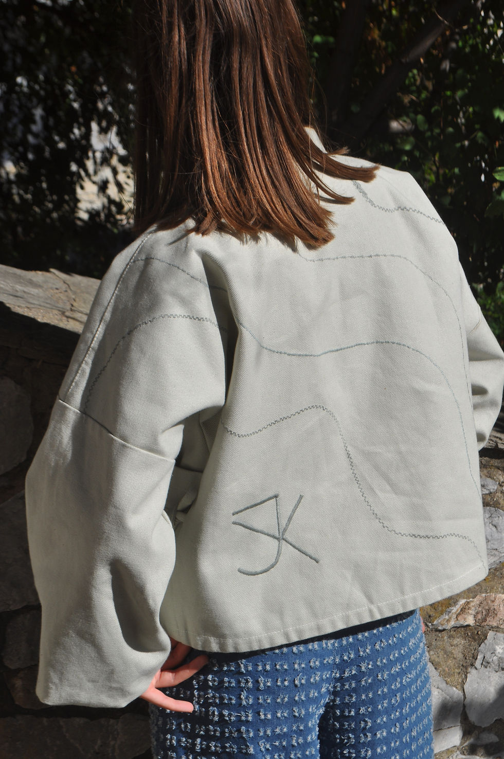 Μικρογραφία: Jean Jacket σε γκρίζα απόχρωση τύπου κιμονό με κέντημα στο πίσω μέρος