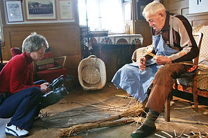 Filmproduktion - Making Of - Korbmacher bei der Arbeit