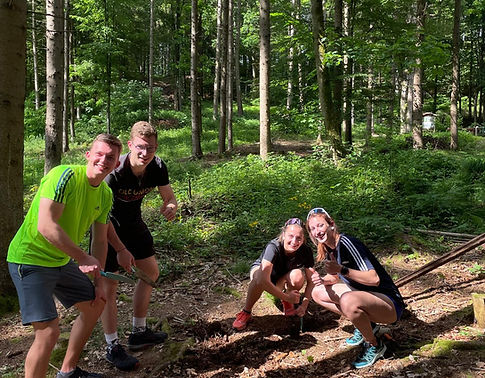 „Schüler:innen bei einer Outdoor-Teamaufgabe im Wald – Kennenlerntage mit Naturerlebnis“