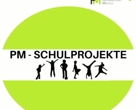 Schülerinnen und Schüler bei einer kooperativen Teamaufgabe während einer Schulreise.