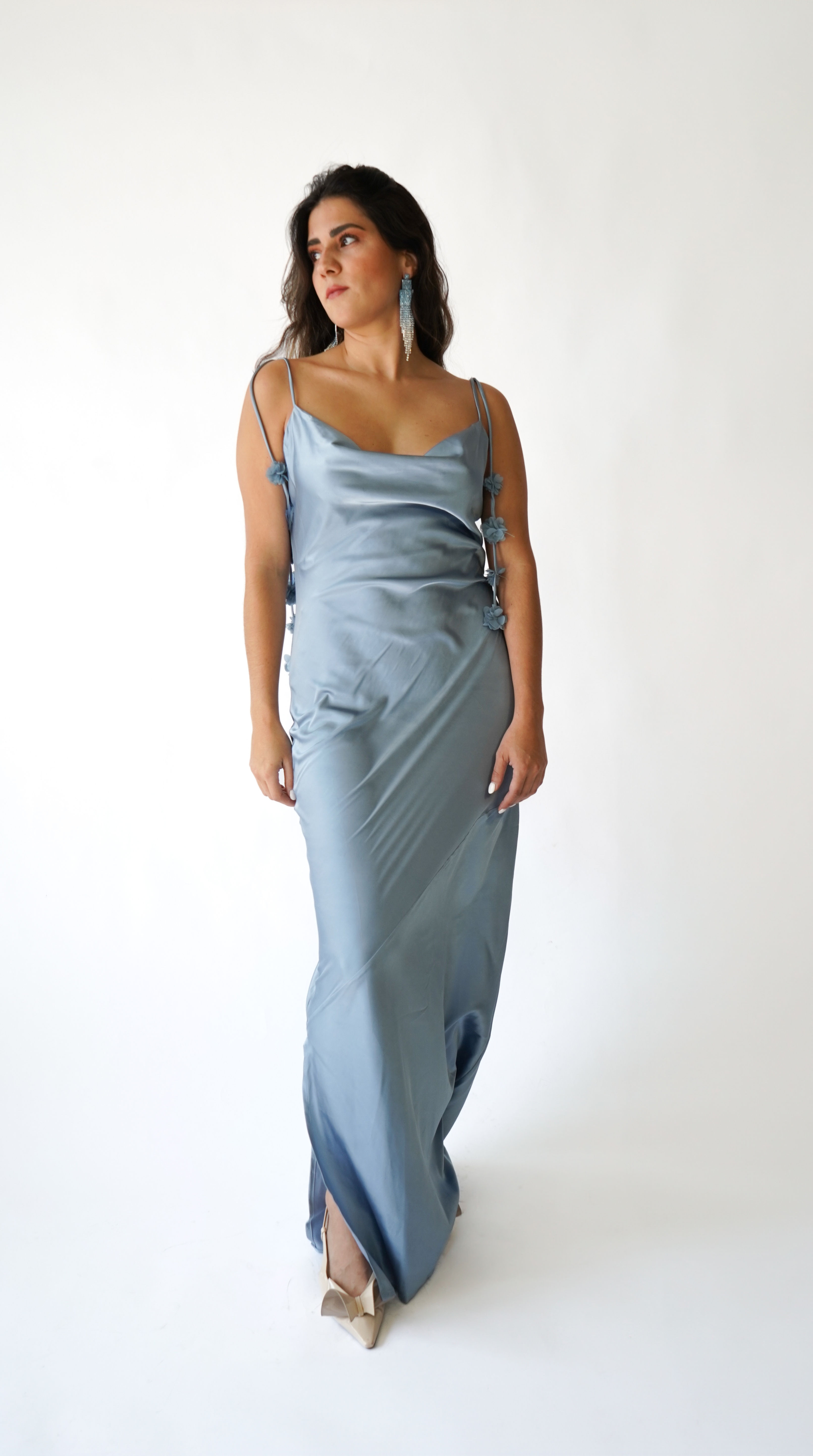 AZUL GRISACEO SATIN RECTO TIRANTES FLORES