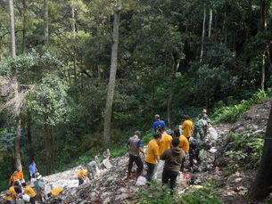 Warga Buang Sampah Sembarangan di Tahura Ir Juanda Bandung, Pengelola Angkut 2,5 Ton Sampah
