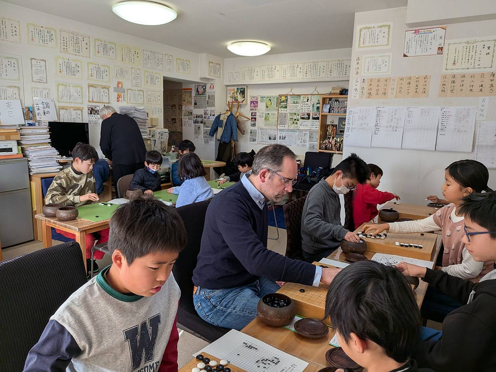 囲碁は国際語！！　今年も囲碁の普及と皆様の棋力向上が進みますよう頑張ってまいります。スペインはバスク地方からパブロさんと息子の陽水くんが囲碁修行(？)のため知得に来てくれました。