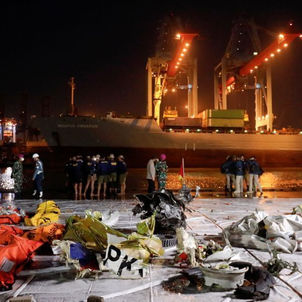 Indonesia suspends dive search for crashed jet's cockpit recorder