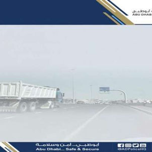 منع سير الشاحنات والمركبات الثقيلة والحافلات في أوقات الضباب بأبوظبي