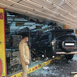 مركبة تقتحم محلاً تجارياً وتتسبب في إصابة 3 عاملين بمنطقة الرفاعة