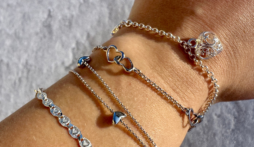 Hopeisia rannekoruja, alhaalta alkaen, 16 €, 59 €, 34 € ja 29 €