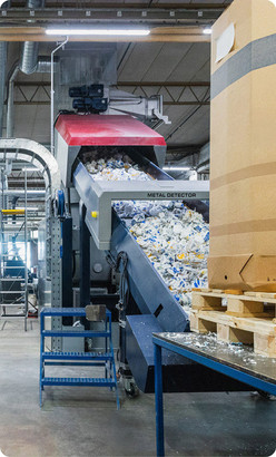 Under 2024 köpte vi en plaståtervinningsmaskin från Erema som hanterar 5000 ton/år.