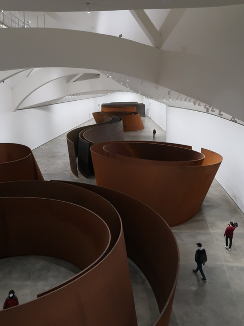 Instalação de Richard Serra, The Matter of Time, no Museu Guggenheim, Bilbau, Espanha
