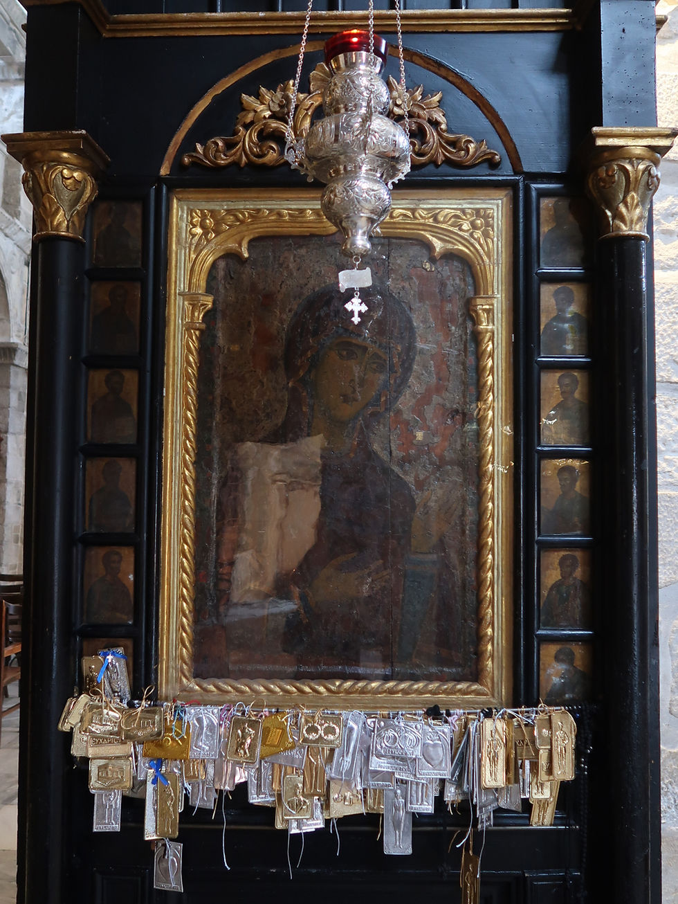 Ícone religioso da Virgem em moldura dourada, com lamparina de prata e placas votivas penduradas, na Igreja Panagia Ekatontapyliani em Parikía, Paros, Grécia