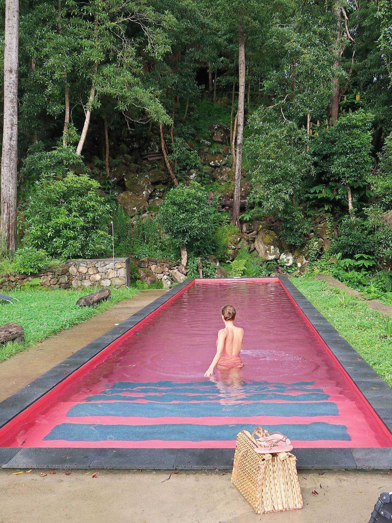 Piscina cor-de-rosa de água salgada no Caparica Azores Ecolodge, Terceira, Açores