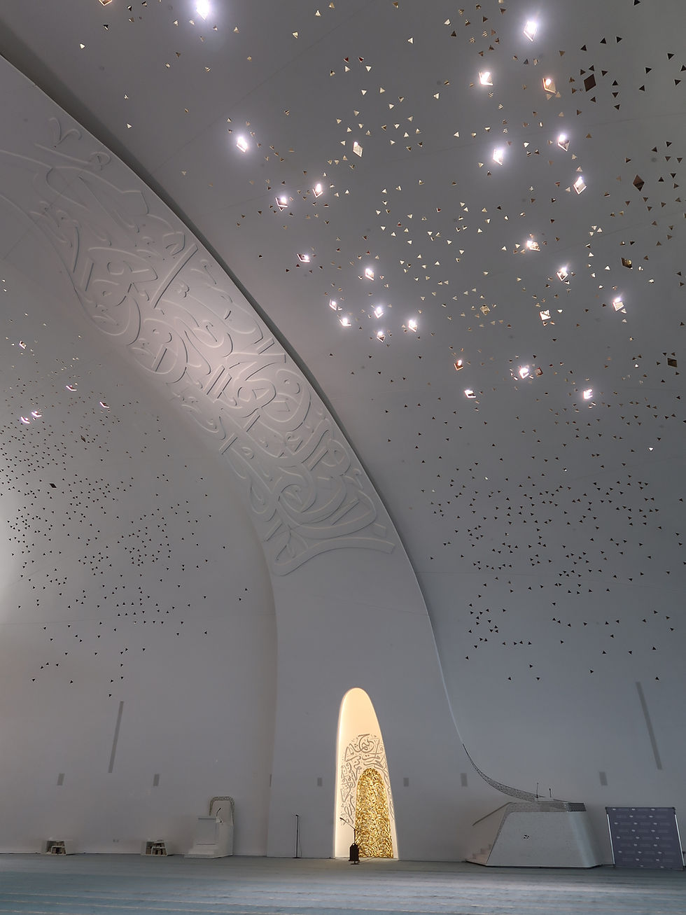 Mihrab que indica a direção de Meca na Mesquita da Education City, Catar