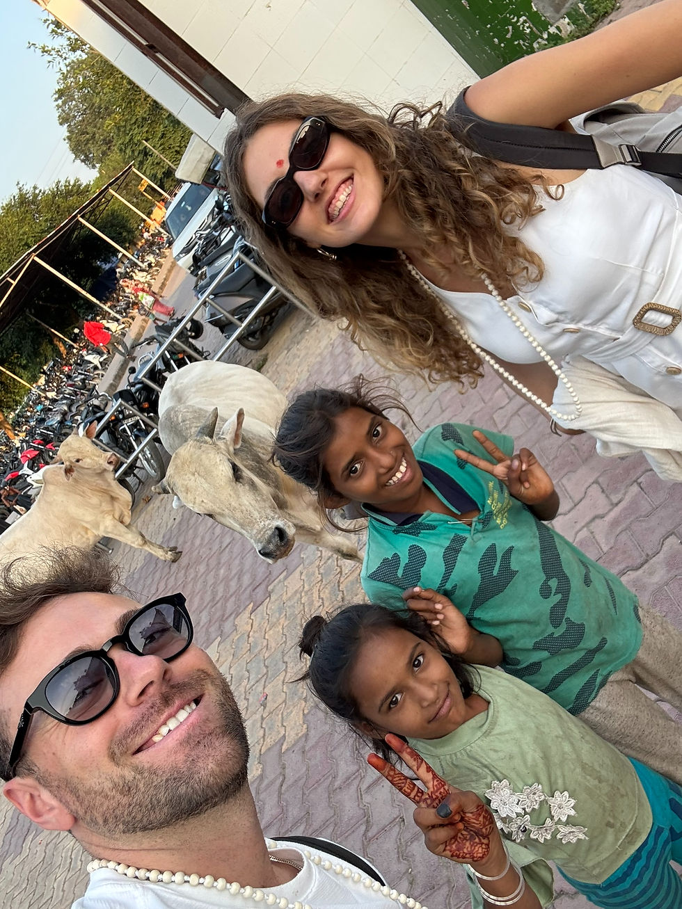 Retrato com crinaças indianas e vacas em Agra, Índia