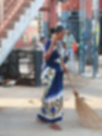 Varredora na estação de comboios Hazrat Nizamuddin, em Nova Deli, Índia