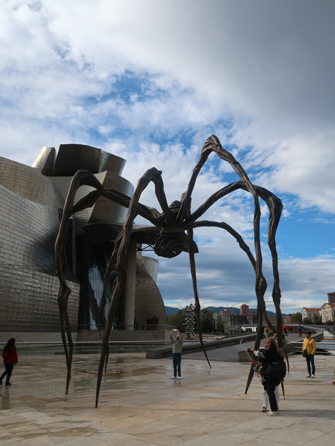 Escultura de aranha de Louise Bourgeois, Maman